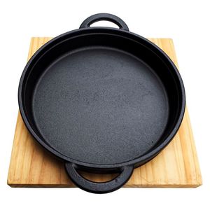 Plato redondo de hierro fundido con base de madera y acabado rústico, perfecto para servir comida deliciosa y cocinar en utensilios de cocina - Product Image 1