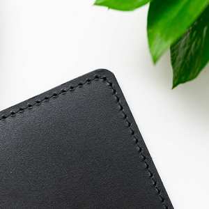 Portapapeles de cuero de lujo con solapa de seguridad, logotipo personalizado en relieve y RFID opcional para uso en restaurantes - Product Image 4