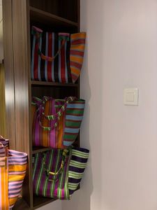 Bolsos con cremallera resistentes al agua de gran capacidad a la moda de invierno, bolsos a rayas tejidos multicolores de nailon reciclado hechos en la India - Product Image 2