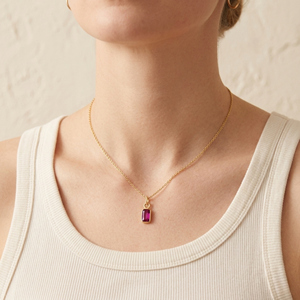 จี้รูปทรงบาแกตต์ประดับด้วยรูบี้คิวบิกเซอร์โคเนียม ชุบทองบนเงินสเตอร์ลิง พร้อมห่วงคล้อง ของขวัญประจำเดือนเกิดเดือนกรกฎาคม - Product Image 5