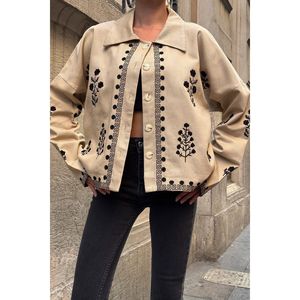 Giacca Oversize da donna con ricamo a fiori e chiusura a bottoni - Product Image 1