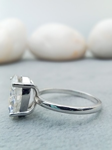 Bague de fiançailles solitaire en diamant de laboratoire taillé en poire pour femme VVS Lab Grown 14k/18k plaqué or pour la certification IGI - Product Image 3