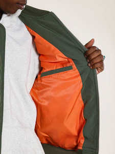 Blouson aviateur pour hommes en nylon 100% personnalisé vente en gros chauffé à capuche pour l'extérieur plus léger pour l'automne/hiver broderie directe sur toile - Product Image 3