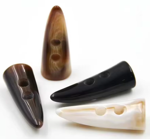 2025 Premium personnalisé deux trous corne résine manteau boutons écologique matière première paillettes décoration tige vêtements boutons - Product Image 1