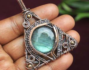 Pendentif en labradorite fait main de luxe, 25 mm, forme ronde, serti de cuivre, pour un ensemble de bijoux tendance, cadeau d'anniversaire pour elle - Product Image 1