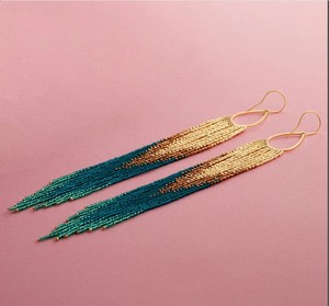 Pendientes de Flecos con Cuentas Blancas y Doradas de Alta Calidad, Hechos a Mano, Ligeros - Product Image 2