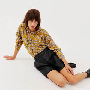 Short brillant pour femme avec tissu extensible, coupe de soutien, conception sans couture, idéal pour le fitness, le yoga et un usage quotidien - Product Image 4