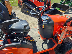 Tractor compacto Kubota BX2380 4WD con motor diésel de 23HP y cargador frontal para un fácil manejo de las tareas agrícolas diarias. - Product Image 6