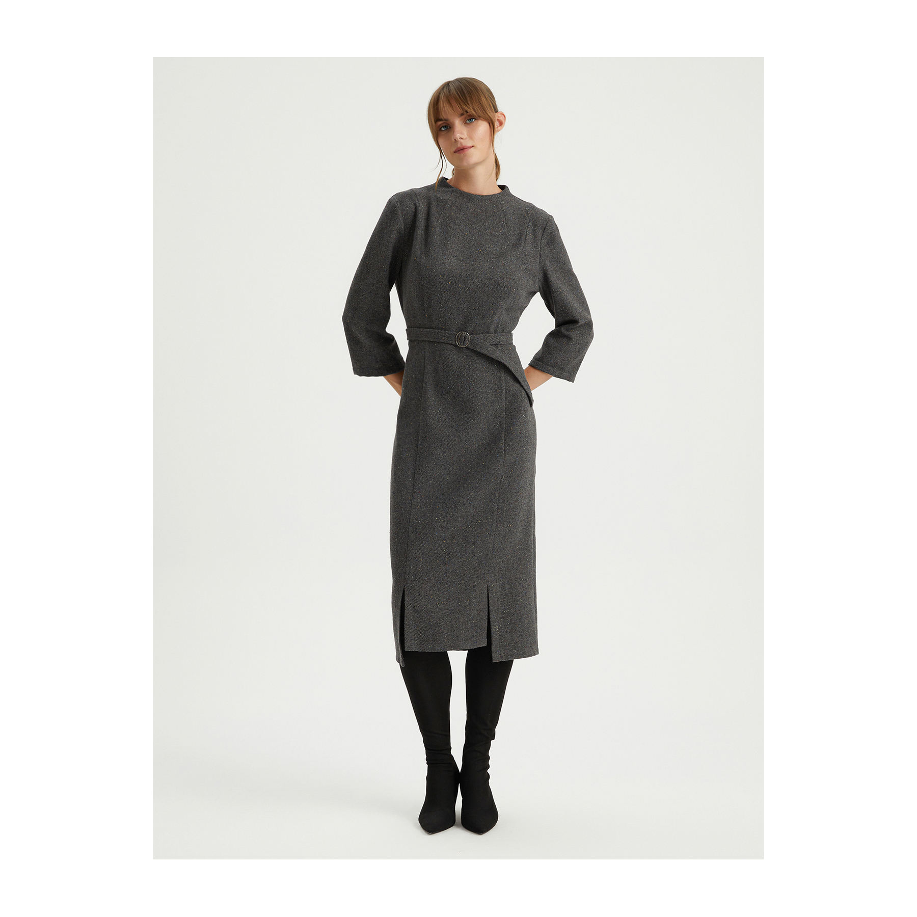 สีเทาเข้ม