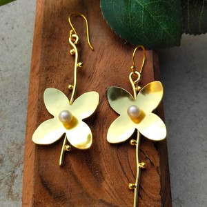 Elegantes Pendientes de Flor Chapados en Oro de 18K, Joyería de Moda Hecha a Mano para Mujer con Perla y Latón para Fiestas y Bodas - Product Image 1