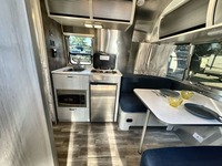 Fournisseur de caravanes d'occasion 2024 Airstream Bambi 16 RB à vendre pour le camping et les voyages