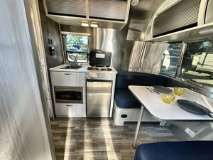 Fournisseur de caravanes d'occasion 2024 Airstream Bambi 16 RB à vendre pour le camping et les voyages - Product Image 4