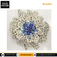 Kualitas baik buatan tangan bentuk bunga perak kristal Rhinestones dibuat tangan bordir 8cm lebar bros dengan harga kompetitif