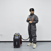Machine compacte de nettoyage au laser à fibre portative refroidie par air 1500W 2000W 2500W pour le nettoyage des composants de boîte de vitesses d'éoliennes