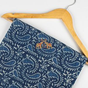 Tela de algodón índigo orgánica india estampada a mano con diseño tradicional, tela ligera para cortinas y bolsos. - Product Image 4