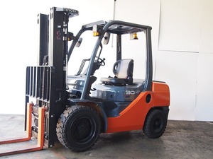 Neuer Schwerlast-Gabelstapler 2018 Toyota 62-8FD30 4-Rad-Gegengewichtsstapler mit 3-stufigem Mast und Vollgummireifen - Product Image 1