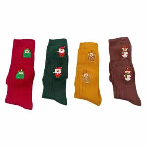 Chaussettes en tricot personnalisées mignonnes brodées en gros, chaussettes décontractées chaudes de Noël avec logo sur le bas pour la saison d'automne - Product Image 1