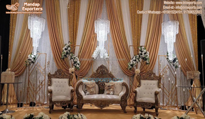 Canapé traditionnel italien de créateur en or rouge pour la scène de réception de mariage Causeuse en bois de teck pour la mariée - Product Image 6