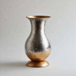 Diseño de jarrón AntiqueFlair Opulent Grace Tall Bronce Acabado Diseñador Jarrón de metal Exquisito acento hecho a mano para la decoración del hogar - Product Image 6