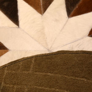 Fournisseur pakistanais de tapis de décoration intérieure en peau de vache, tapis en peau de vache patchwork - Product Image 5