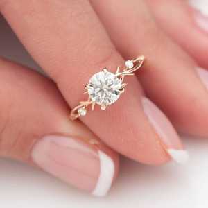 แหวนหมั้นเพชรเม็ดเดี่ยวสีทอง14K สำหรับผู้หญิงโรแมนติกแหวนหมั้นสไตล์คลาสสิกพร้อมใบรับรอง IGI - Product Image 2