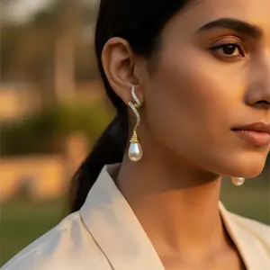 ต่างหูมุกห้อยประดับทองคำชุบ ดีไซน์หรูหราสำหรับผู้หญิง - Product Image 1