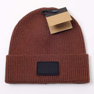 ผู้ผลิตขายส่งหมวกบีนนี่ฤดูหนาวดีไซน์หรูสั่งทำพิเศษ ผ้าโพลีเอสเตอร์ 100% ปักโลโก้ หมวกไหมพรมพรีเมียมสำหรับผู้ชายและผู้หญิง - Product Image 4