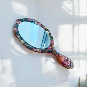 Miroir à main en résine avec finition lisse et brillante, parfait pour un usage quotidien, le maquillage ou des fins décoratives, ajoutant une touche élégante - Product Image 4