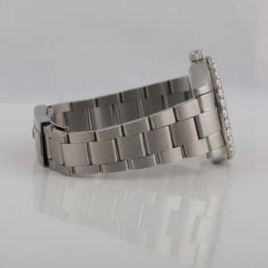 นาฬิกาข้อมือสแตนเลสสตีล ระบบกลไกแบบอนาล็อก หน้าปัดสีแดง ขอบหน้าปัดคุณภาพพรีเมียม ดีไซน์หรูหราแบบฮิปฮอป ประดับเพชรเต็มหน้าปัด - Product Image 3