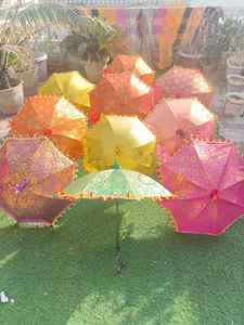 Parasol décoratif indien traditionnel pour Diwali et mariages Parapluie de décoration vibrant Mehndi, Parasol festif et vintage - Product Image 6