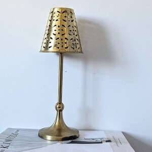 Lanterne en laiton au design antique de qualité supérieure parfaite pour le centre de table de mariage et l'accent de la maison avec un attrait royal vintage - Product Image 2