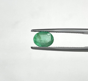 Esmeralda Zambiana Natural de Alta Calidad, Corte Ovalado Calibrado, Color Verde Medio, 25.30 Quilates, Gema Suelta para Joyería - Product Image 3