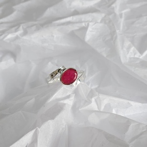 Anillo de Plata de Ley 925 con Gema de Rubí de Corte Ovalado, Hecho a Mano, Ajustable, Joyería de Lujo para Bodas y Fiestas - Product Image 5