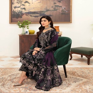 Salwar Kameez de haute qualité de la marque Ramsha, style pakistanais, pour occasions spéciales, avec broderies lourdes, style pakistanais et indien. - Product Image 4