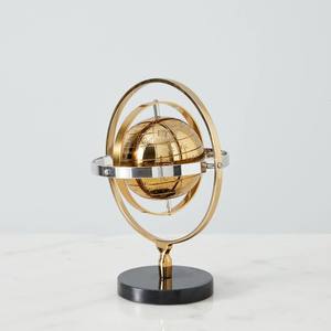 Globe en métal avec anneaux rotatifs Globe de table décoratif moderne Sculpture Globe en or sur base noire pour la décoration de bureau à domicile - Product Image 1