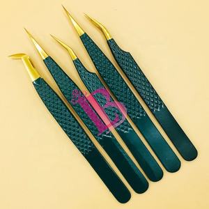 Pince à cils pour extensions de cils foncés, en acier inoxydable, à pointe dorée, avec poignée à prise diamantée - Product Image 5