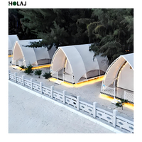 Cabane de glamping en toile courbée, lodge préfabriqué, tente d'hébergement en bord de mer pour les stations balnéaires et le développement de campings côtiers