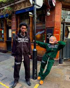 OEM Custom Heavyweight Sweatsuits Deux Pièces en Détresse Broderie Écusson Gym Shorts et Acid Lavage Strass Hoodie Ensembles pour Hommes - Product Image 4