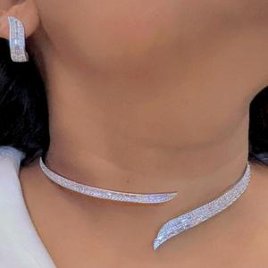 Magnifique ensemble de collier et boucles d'oreilles en zircon avec finition argentée de haute qualité, collection pour mariage et soirée pour femmes - Product Image 1