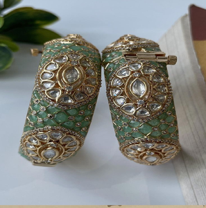 Bracelets élégants en laiton à motifs floraux avec des accents de pierres d'émeraude et de rubis. Design royal. Disponible à prix de gros. - Product Image 3