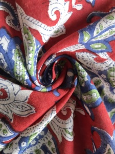 Tela de Algodón Estampada a Mano con Diseño Floral Paisley en Rojo, Azul y Verde |   Textil Étnico Indio - Product Image 3
