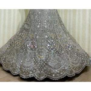 El tradicional se encuentra con el Lehenga nupcial moderno con patrones de lentejuelas bordados detallados y acentos Zari para clientes B2B - Product Image 3