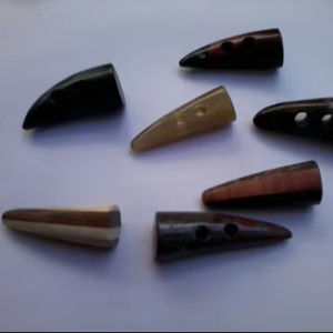 Bouton à bascule en corne de buffle naturel brillant pour manteau Bouton en peau de corne de vache naturelle avec 2 trous - Product Image 1