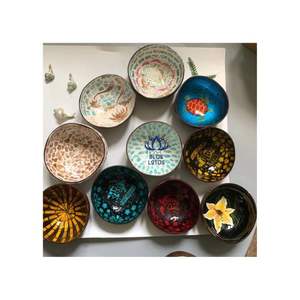 Bol en laque colorée peint à la main, écologique, en coque de noix de coco, fabriqué au Vietnam - Product Image 1