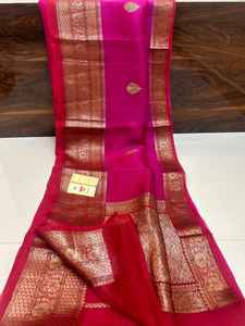 Fait sur mesure Choli traditionnel Saree dans un rose vif avec or complexe argent Zari travail. Idéal pour l'artisanat classique - Product Image 5