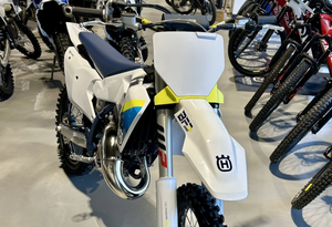 Disponible dès maintenant : Nouvelles motos de motocross TC 125 2025 en stock - Product Image 3