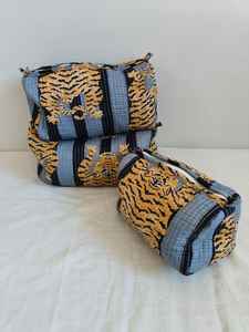 Ensemble de 3 trousses de maquillage décontractées légères en coton à imprimé animal (tigre) avec fermeture éclair et pochette organisatrice de cosmétiques pour les voyages - Product Image 3