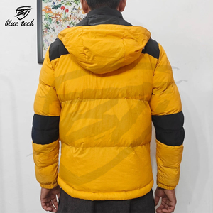 Chaqueta acolchada de alta calidad para hombre, ropa de abrigo con cuello redondo y capucha de espesor estándar, cremallera completa con bolsillos y logotipo frontal - Product Image 5