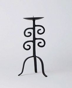 Candelabros clásicos de hierro forjado con detalles decorativos y brazos elegantes para una adición atemporal a cualquier entorno formal - Product Image 2