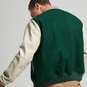 แจ็กเก็ตบอมเบอร์ผ้าซาตินสำหรับผู้ชายแจ็กเก็ตเบสบอลผ้าซาตินเปิดไหล่สีพื้น - Product Image 2